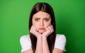 نشانه های دلتنگی زنان؛ این رفتار خانمتو دریاب!