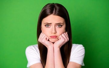 نشانه های دلتنگی زنان؛ این رفتار خانمتو دریاب!