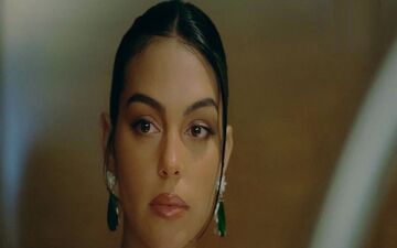 ژست بی نظیر جورجینا با چکمه های طلا و استایل آوانگارد
