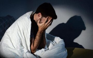 بیدار کردن ناگهانی افراد این مشکلات جدی را به همراه دارد!