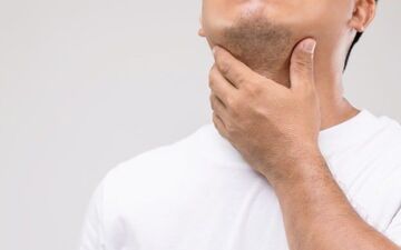 چرا بعد از بیدار شدن از خواب گلودرد داریم؟

