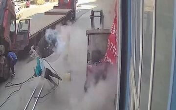 لحظه پرت شدن زن در اثر ترکیدن ناگهانی لاستیک تریلی! +فیلم 