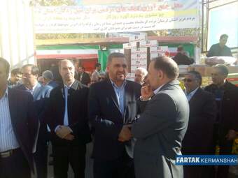 گزارش تصویری از حضور وزیر صمت در محل جمع آوری کمک های مردمی به سیل زدگان