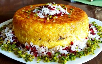 طرز تهیه ته‌چین زرشک پلو با مرغ مجلسی؛ طعمی بی‌نظیر و خوشمزه