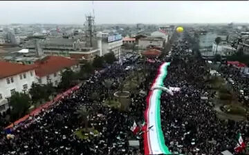 حضور چشمگیر مردم رشت در راهپیمایی ۲۲ بهمن + فیلم