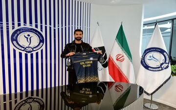 سهرابیان با لباسِ آبی گل‌گهر در فصل جدید
