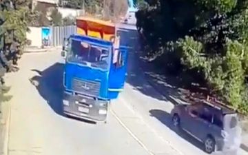 لحظه وحشتناک سقوط کامیون به داخل پارک آبی! +فیلم 