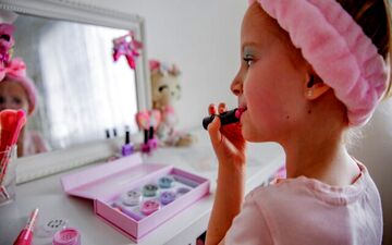 هشدار جدی به والدین؛ خطر سرطان کودکان و نوجونان با استفاده از رژ لب