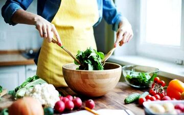 در چه ظروفی غذا بخوریم؟

