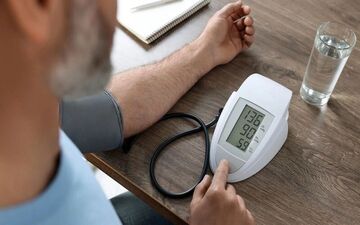 آیا نوشیدن آب زیاد برای کاهش فشار خون مفید است یا مضر؟