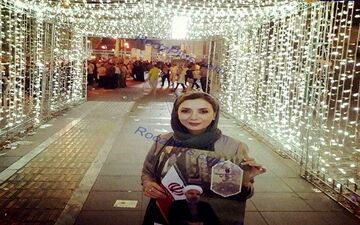 عکسی دیده نشده از خانم بازیگر در خیابان های شهر