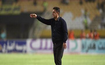 شعار پرسپولیسی ها  علیه قلعه‌نویی/فتاحی بدنبال آسپرین!