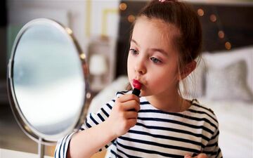 حتما بخوانید! خطرات پنهان آرایش برای دختر بچه‌ها
