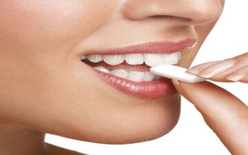  فواید شگفت‌انگیز جویدن آدامس بدون قند
