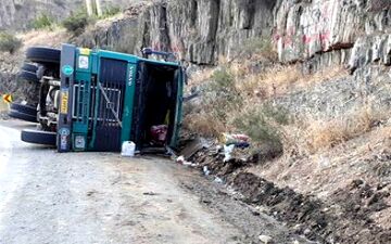 واژگونی تانکر حامل بنزین در جاده نورآباد به کرمانشاه