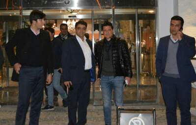 علیرضا فغانی داور بین‌المللی و علی میرزابیگی داور فوتبال در گفتگو با فرتاک‌نیوز در هتل پارسیان 