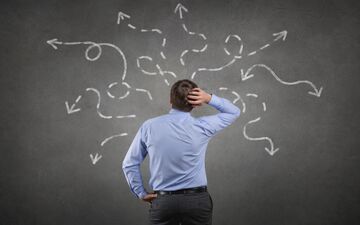 چرا نمی‌توانیم به راحتی تصمیم بگیریم؟ علت اصلی دو‌دلی شما فاش شد
