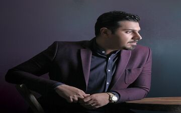 وقتی خواننده مشهور پاپ زیر کرسی می رود | عکس
