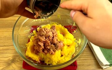 شگفت‌انگیز! طرز تهیه یک غذای متفاوت با 3 سیب زمینی و یک تن ماهی! | فیلم