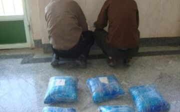 5 بسته آبی داخل ماشین لاکچری این 2 مرد پلید چه بود؟ + عکس