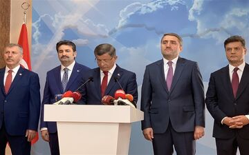 نخست وزیر سابق ترکیه از حزب عدالت استعفا داد