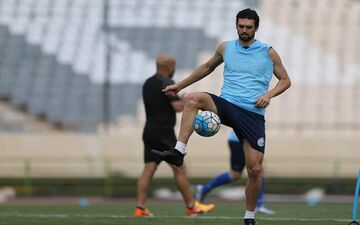 دو مهره کلیدی استقلال در نزدیکی درب خروجی