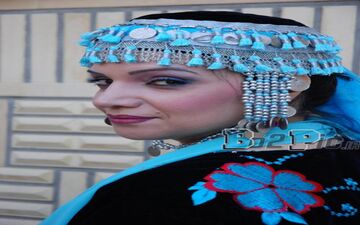 پوشش و گریم جالب الهام پاوه نژاد در برنامه رادیویی (عکس)
