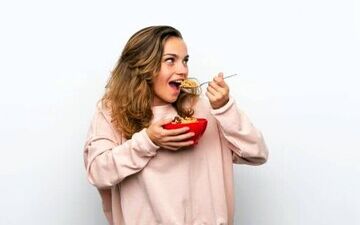 ایستاده غذا خوردن با ما چه می کند؟


