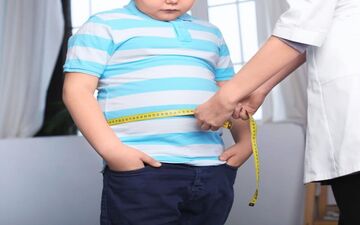 
چگونه با کودک خود در مورد کاهش وزن صحبت کنیم؟