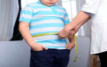 
چگونه با کودک خود در مورد کاهش وزن صحبت کنیم؟