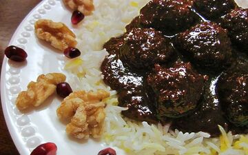 راز گشایی از رازهای روغن انداختن خورش فسنجان: فوت و فن‌های یک خورشت مجلسی