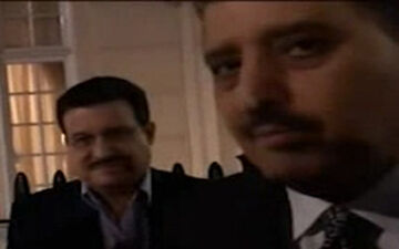 تجمع معترضان به عربستان هنگام عبور یکی از شاهزاده‌های سعودی از خیابانی در لندن + فیلم