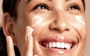 چگونه پوست شل و افتاده را سفت کنیم؟ از درمان‌های خانگی تا روش‌های کلینیکی