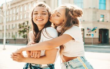دوست واقعی چه ویژگی‌هایی دارد؟ راهکارهای تبدیل شدن به بهترین دوست