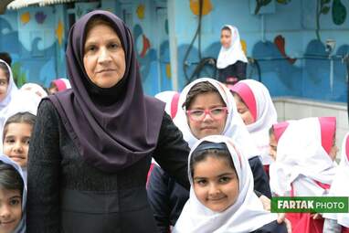 پاسداشت روزمعلم در دبستان غیر انتفاعی مفید و تجلیل از دانش‌آموزان برتر  ناحیه سه کرمانشاه 