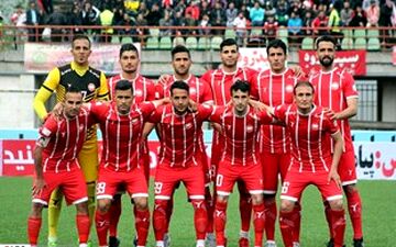تجمع بازیکنان بومی در محل دفتر باشگاه سپیدرود رشت