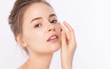 خداحافظی با تیرگی زیر چشم؛ دو روغنی که برای زیر چشم معجزه می کند