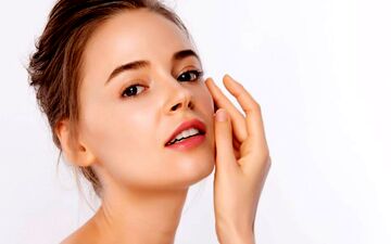 خداحافظی با تیرگی زیر چشم؛ دو روغنی که برای زیر چشم معجزه می کند