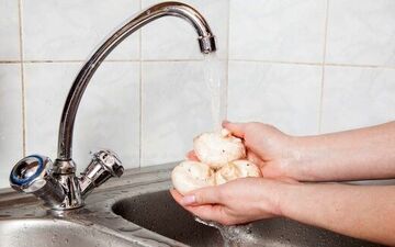 این مواد غذایی را قبل از پختن نباید شست!