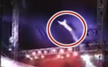 لحظه پرت شدن بازیگر سیرک به داخل تماشاچیان!+فیلم