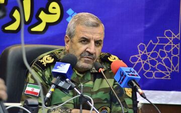 فرود چتربازان بر فراز مسیر رژه روز ارتش در کرمانشاه/ ارتش از توان نظامی و اطلاعاتی  بالایی در مرزها برخوردار است
