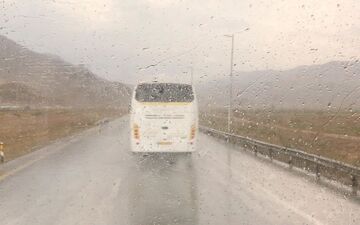 جاده‌های همدان در وضعیت هشدار؛ بارش باران و مه‌گرفتگی!
