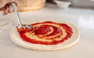 سس پیتزا فست فودی: طرز تهیه برای کف خمیر پیتزا