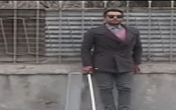 ماجرای خبرنگاری که برای نشان دادن سختی تردد روشندلان در معابر نابینا شد!