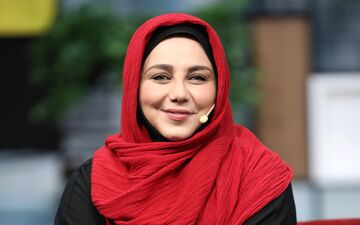 بهنوش بختیاری در کنار بادیگاردهایش