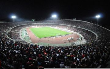 دیدار استقلال و الاهلی زیر بارش باران!