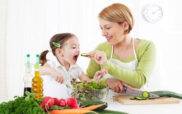 آداب غذا خوردن به کودکان را آموزش دهیم 