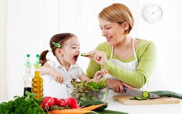 آداب غذا خوردن به کودکان را آموزش دهیم 