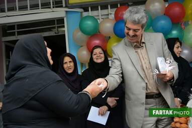 پاسداشت روزمعلم در دبستان غیر انتفاعی مفید و تجلیل از دانش‌آموزان برتر  ناحیه سه کرمانشاه 