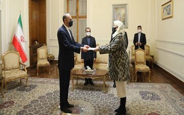 تقدیم رونوشت استوارنامه سفیر آکردیته ایرلند به امیرعبداللهیان